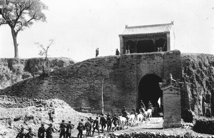 　　1937年平型关大捷后，我军通过平型关。新华社发