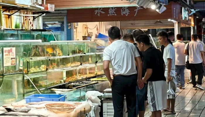 市民在市场选购海鲜。