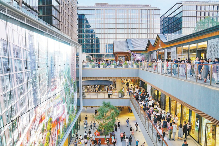 大吉巷融合历史建筑群与现代商业业态，打造“城市文化会客厅”，成为市民游客争相打卡的文化消费新地标。 本报记者 方非摄