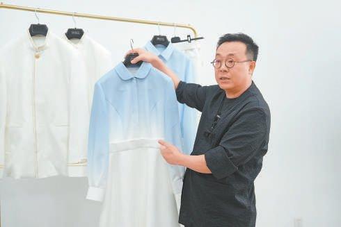 北京服装学院副院长、服装设计团队负责人邹游。 本报记者 和冠欣摄