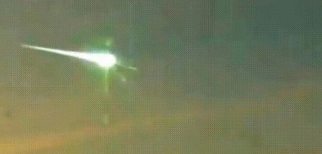 2013年小行星划过车里雅宾斯克上空。图源：北京科技报