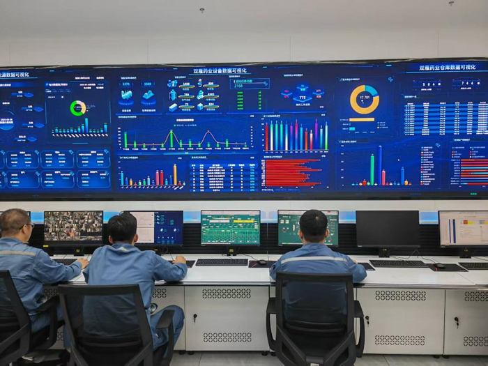 　　2025年8月23日，中联数据集团山西公司工作人员在操作电子平台。新华社记者 柴婷 摄