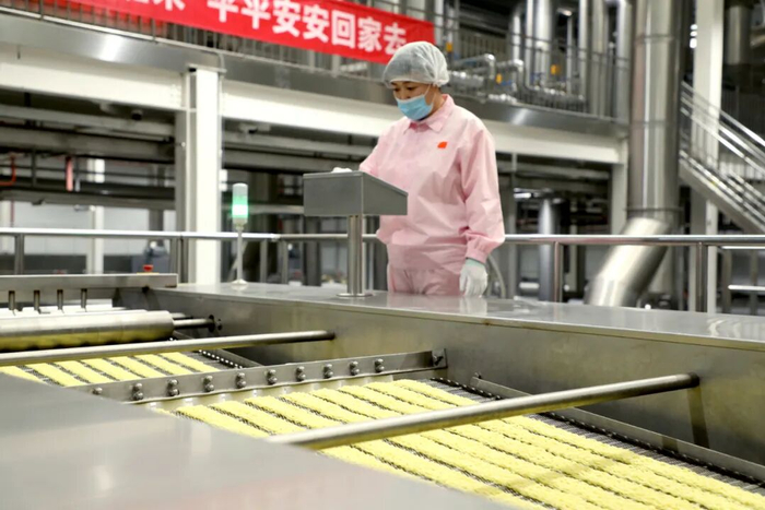 工人在今麦郎方便面生产车间操作。受访者供图