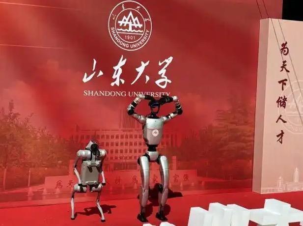 　　△山东大学AI机器人“比心”迎新