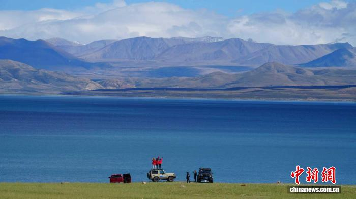 圖為9月3日，參加“天上阿里·云巔自駕”活動(dòng)的全國游客在瑪旁雍錯湖畔游玩。閆志國 攝