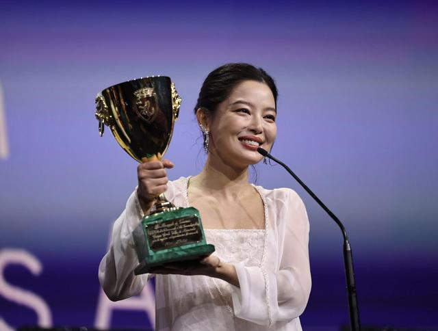 9月6日，在意大利威尼斯，辛芷蕾夺得第82届威尼斯电影节最佳女演员奖。新华社记者 李京 摄