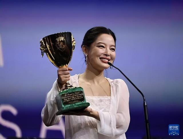 9月6日，在意大利威尼斯，辛芷蕾夺得第82届威尼斯电影节最佳女演员奖。新华社记者 李京 摄