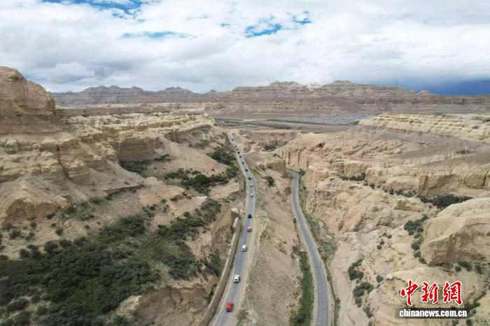 圖為9月2日，參加“天上阿里·云巔自駕”活動(dòng)的游客車(chē)隊行駛在札達縣土林景區(無(wú)人機照片)。閆志國 攝