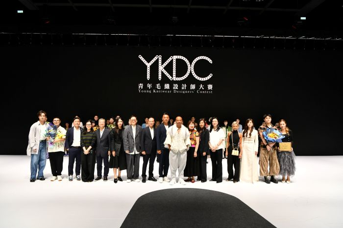 图1：「青年毛织设计师大赛2025」圆满举行，冠、亚、季军得奖者、评委及主要嘉宾大合照。