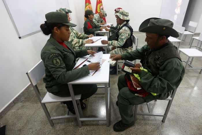 当地时间8月23日，委内瑞拉民众在首都加拉加斯报名加入民兵组织。新华社/法新