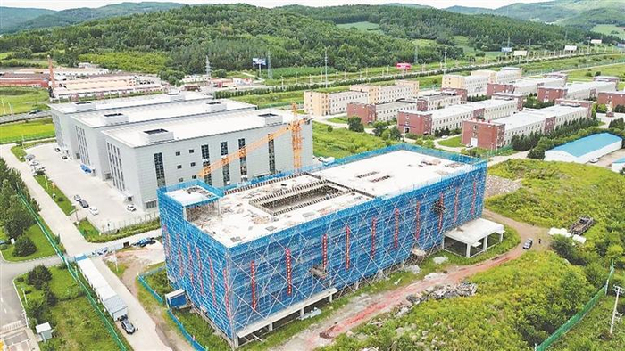     厂房主体封顶。本报记者 杜怀宇摄