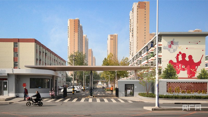 改造后的先锋机械厂宿舍大门（央广网发  保定城市更新中心供图）