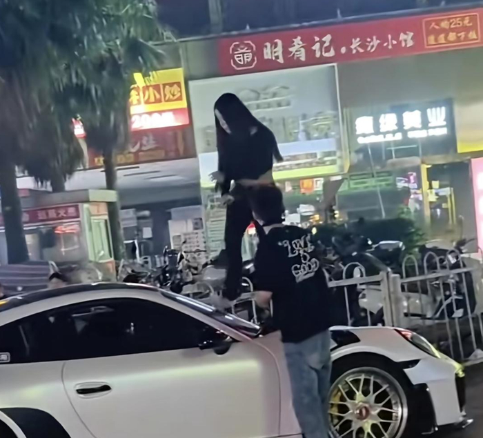 ▲几人策划的“女子怒踩保时捷” 视频截图