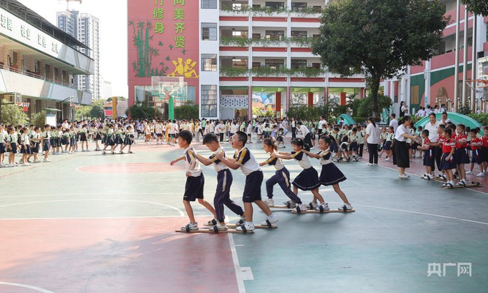 学生们在进行板鞋竞速（央广网记者  梁瑜琳  摄）