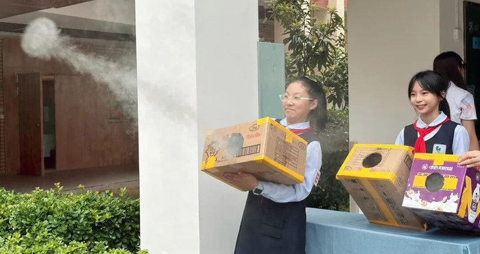 学生们正在体验“空气的力量”实验（央广网发  西安市浐灞第二小学供图）