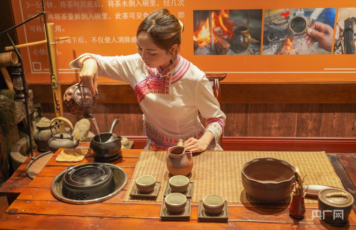 “土家罐罐茶”制作（央廣網記者鄧子依 攝）