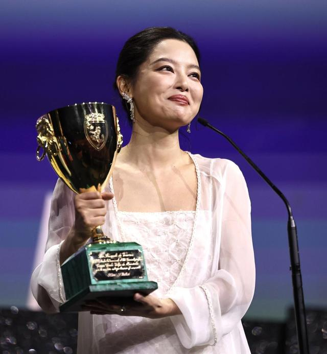 9月6日，在意大利威尼斯，辛芷蕾夺得第82届威尼斯电影节最佳女演员奖。新华社记者 李京 摄