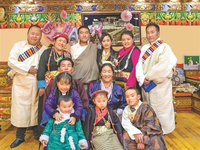 2023年藏历新年时，全家人在敞亮的藏式客厅里拍摄的全家福。图片由受访者提供