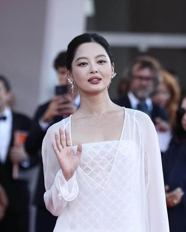 9月6日，在意大利威尼斯，辛芷蕾夺得第82届威尼斯电影节最佳女演员奖。新华社记者 李京 摄