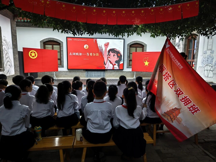 学生们在八路军西安办事处纪念馆开启新学期的“第一课”（央广网发  雁塔区退役军人事务局供图）