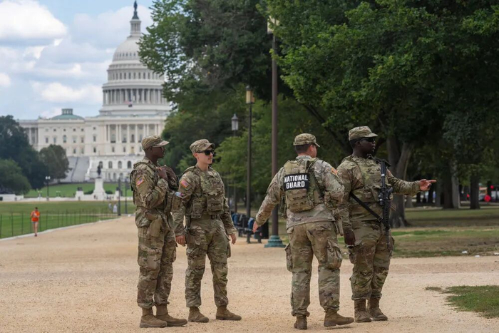 9月4日，国民警卫队成员在美国首都华盛顿巡逻。新华社记者 胡友松 摄