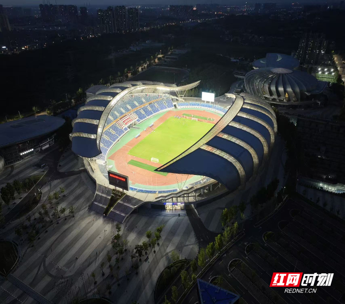 視頻丨首場(chǎng)比賽即將打響！岳陽(yáng)市奧體中心煥新迎湘超