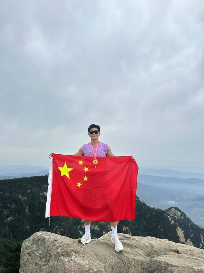 史元庭顺利登顶泰山。（受访者供图）
