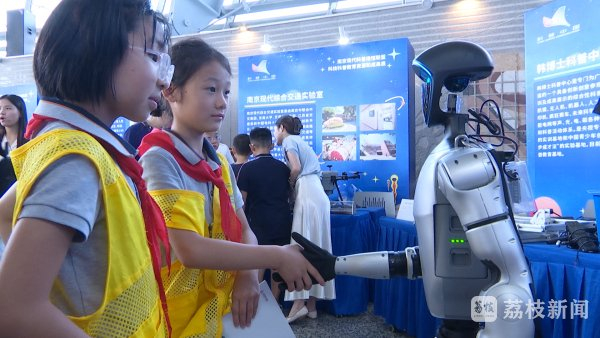 首個(gè)全國科普月:江蘇聯(lián)動(dòng)各方資源，點(diǎn)亮青少年科創(chuàng  )夢(mèng)想