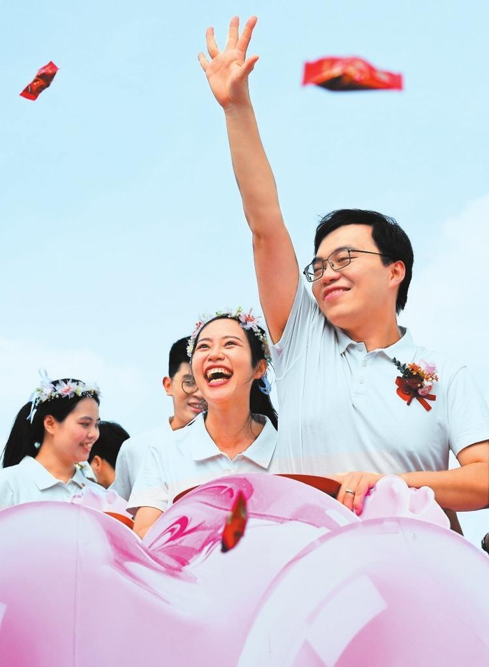    8月29日，在广州塔参加集体婚礼的新人抛撒喜糖。本组图片均由新华社发