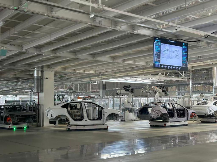 ??合肥市新橋智能電動(dòng)汽車(chē)產(chǎn)業(yè)園蔚來(lái)第二工廠(chǎng)內拍攝的新能源汽車(chē)生產(chǎn)線(xiàn)。新華社記者吳慧珺 攝