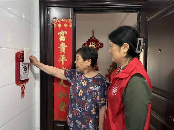 ??這是合肥市包河區分路口社區網(wǎng)格員許彩云正在李志榮老人家走訪(fǎng)。新華社記者周暢 攝