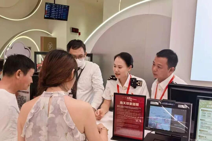 △海口海关关员进行“套代购”走私普法宣传