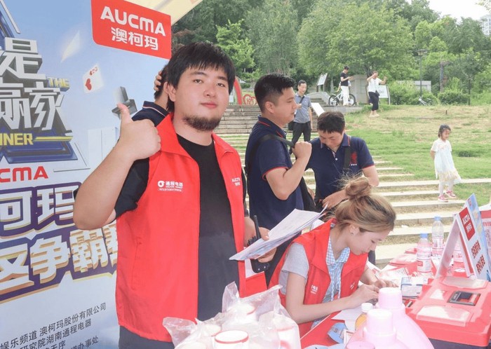 ▲居民现场排队登记换新