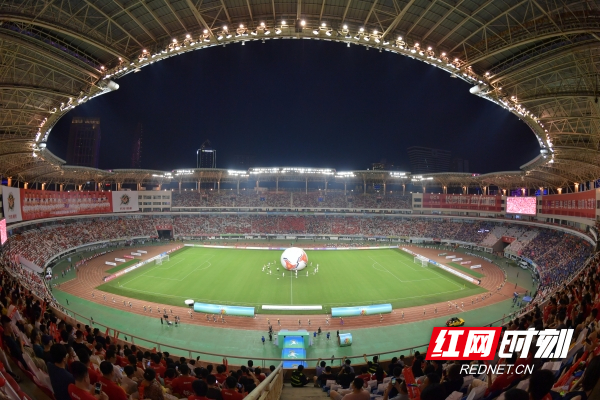 40877名球迷涌入賀龍體育場見證湘超揭幕戰。