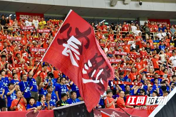 熱情似火的長沙球迷。