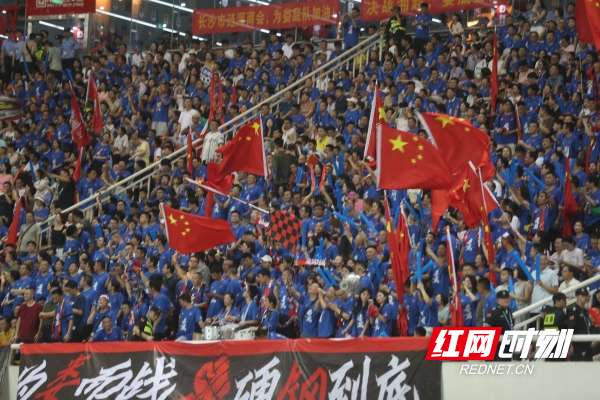 婁底球迷不離不棄。