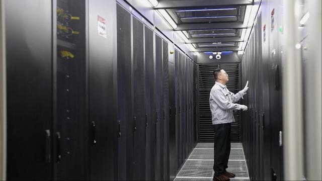 工作人员检查在算力中心检查设备 图片来源：新华社