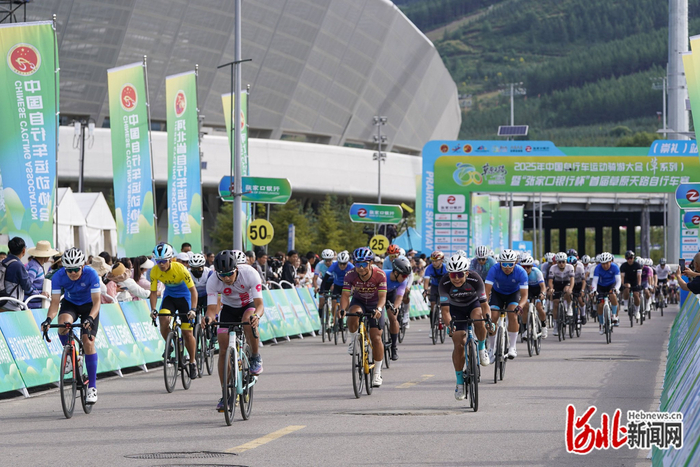 近日，首屆草原天路公路自行車(chē)賽在崇禮國家跳臺滑雪中心“雪如意”開(kāi)賽。經(jīng)濟 陳亮攝