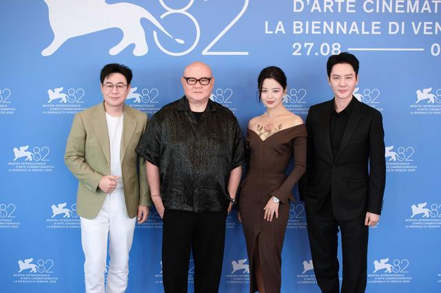 《日掛中天》主创成员出席威尼斯电影节首映。片方供图
