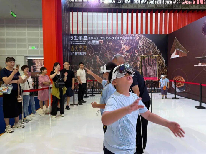 ▲第七届文博会现场游客体验MR铁佛寺“诸天宇宙”沉浸空间（图源：太行日报）