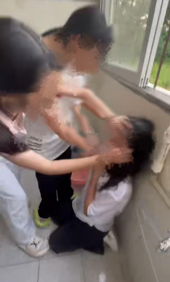 ▲几人殴打跪在地上的小悠 视频截图