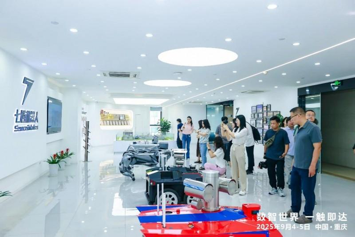 图、媒体探访七腾机器人展厅