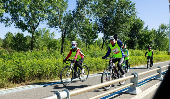 　　騎行愛(ài)好者活力滿(mǎn)滿(mǎn)。