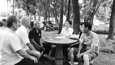 图为刘琪（中）正在向群众了解基层党风廉政建设有关情况。唐青青 摄