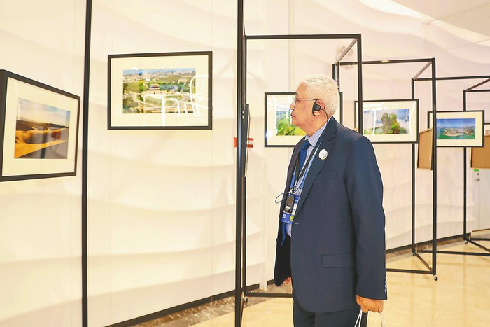 嘉宾在澄江化石地世界自然遗产博物馆参观“世界遗产图片展”。记者 陈飞 胡妤雅 摄