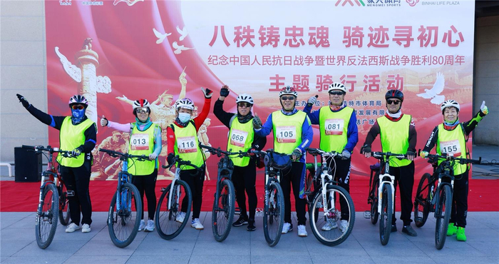 　　騎行愛(ài)好者出發(fā)前合影。