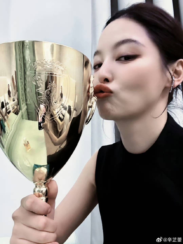 辛芷蕾手捧奖杯 图据辛芷蕾微博