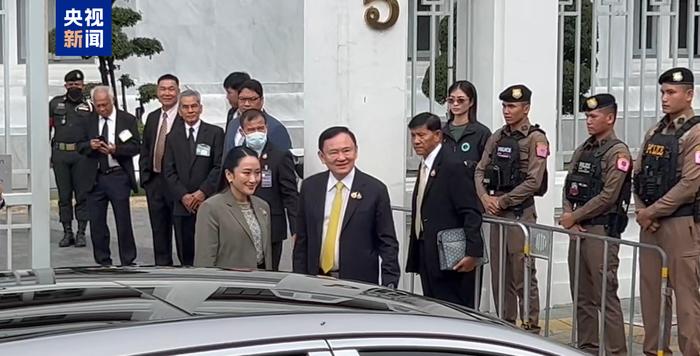 △泰国前总理他信（右）及其女儿佩通坦（左）现身泰国最高法院