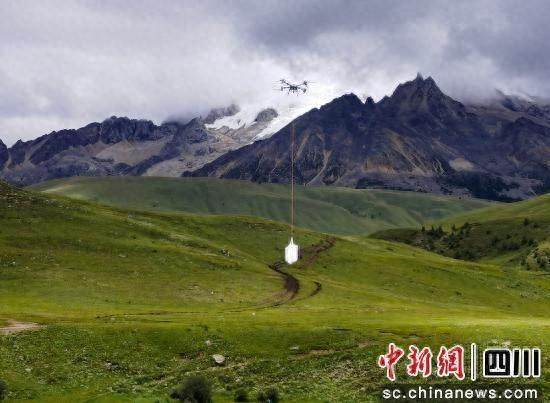 无人机正在吊运物资。叶强平摄