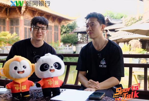 （上图为张云鹏和主持人在新网银行直播间）